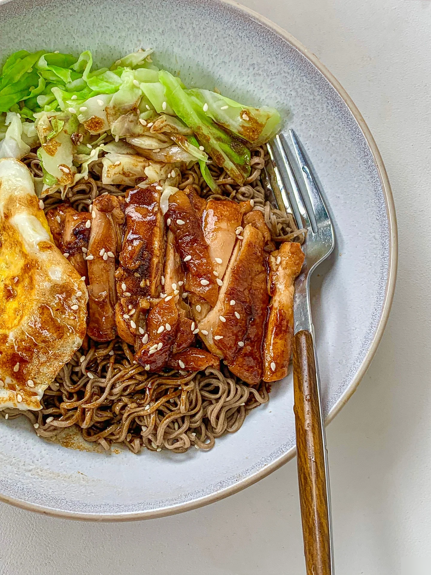 美食框框撞大墙 的想法: 简单黑椒鸡排荞麦面🍜