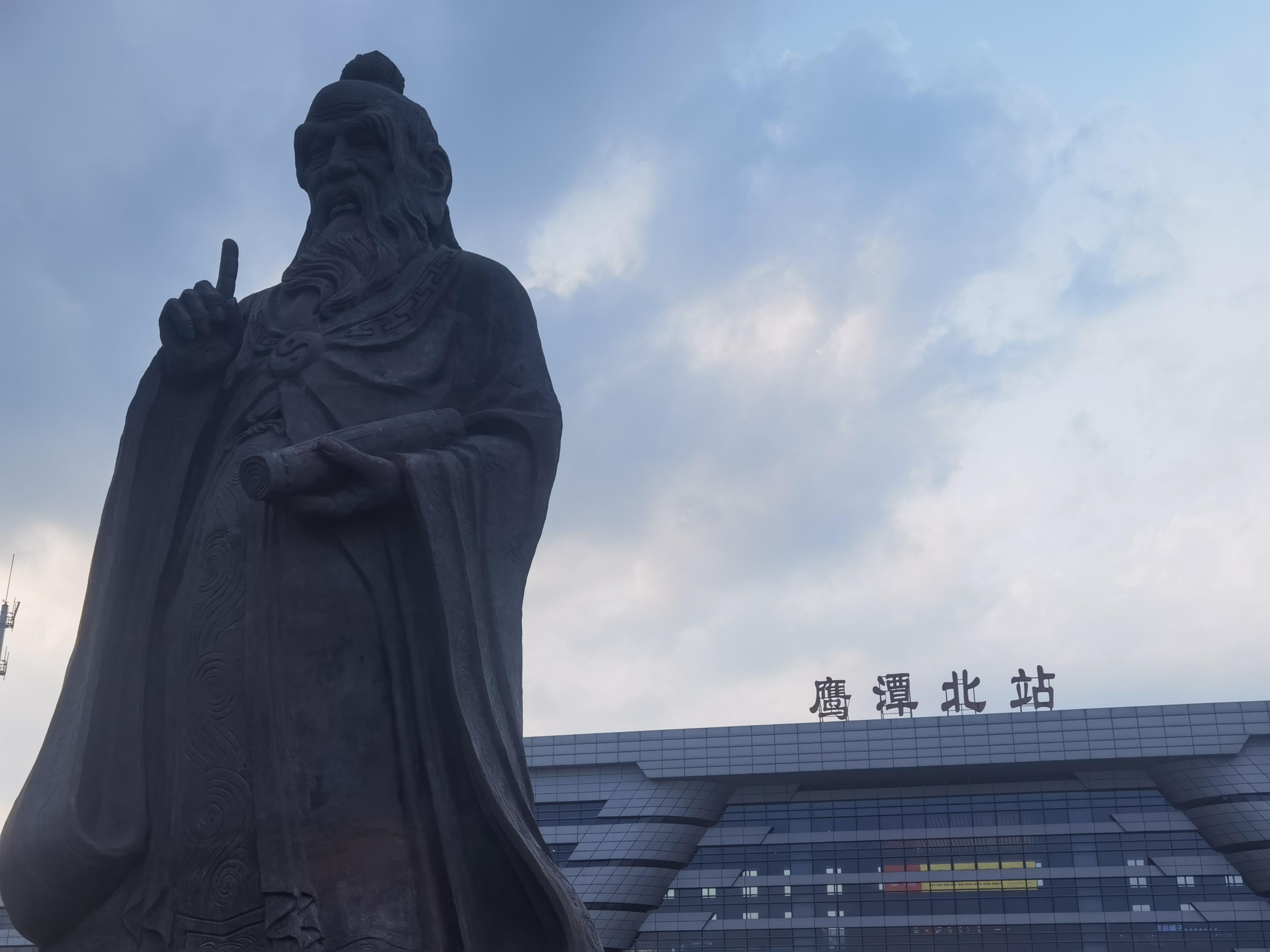  br>打卡江西鹰潭北高铁站.高铁站广场,耸立着老子的铜像.