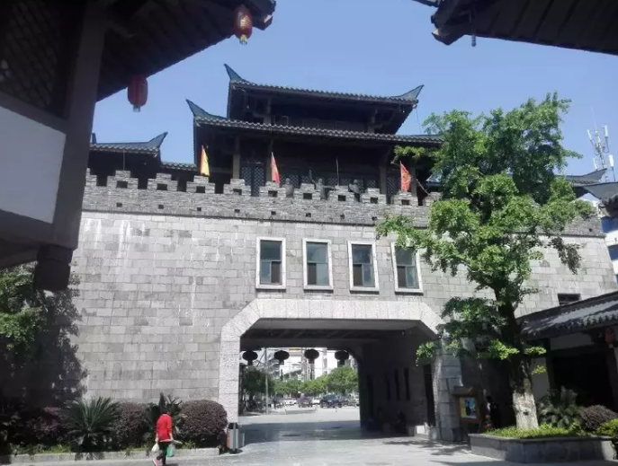 活得潇潇洒洒 的想法: 亲自看看秦皇宫的宏伟壮观(桂林秦皇宫) | 秦皇