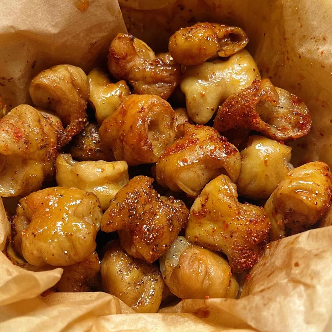 烤猪大肠酥脆,咬下去油脂混着香料香在嘴里爆开