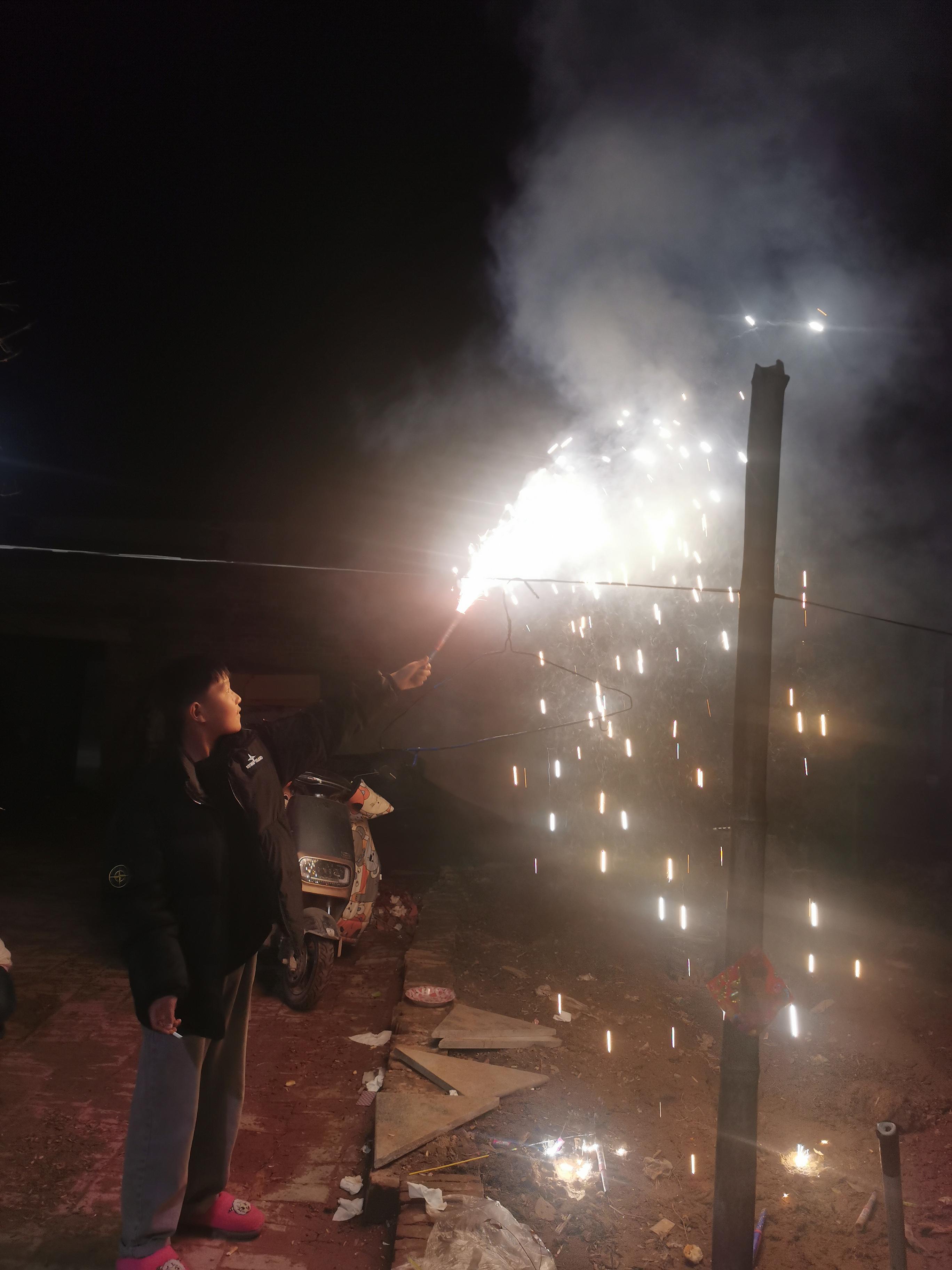 砯崖壑雷 的想法: 小孩子的快乐就是这么简单 | 这才是过年该有的样子