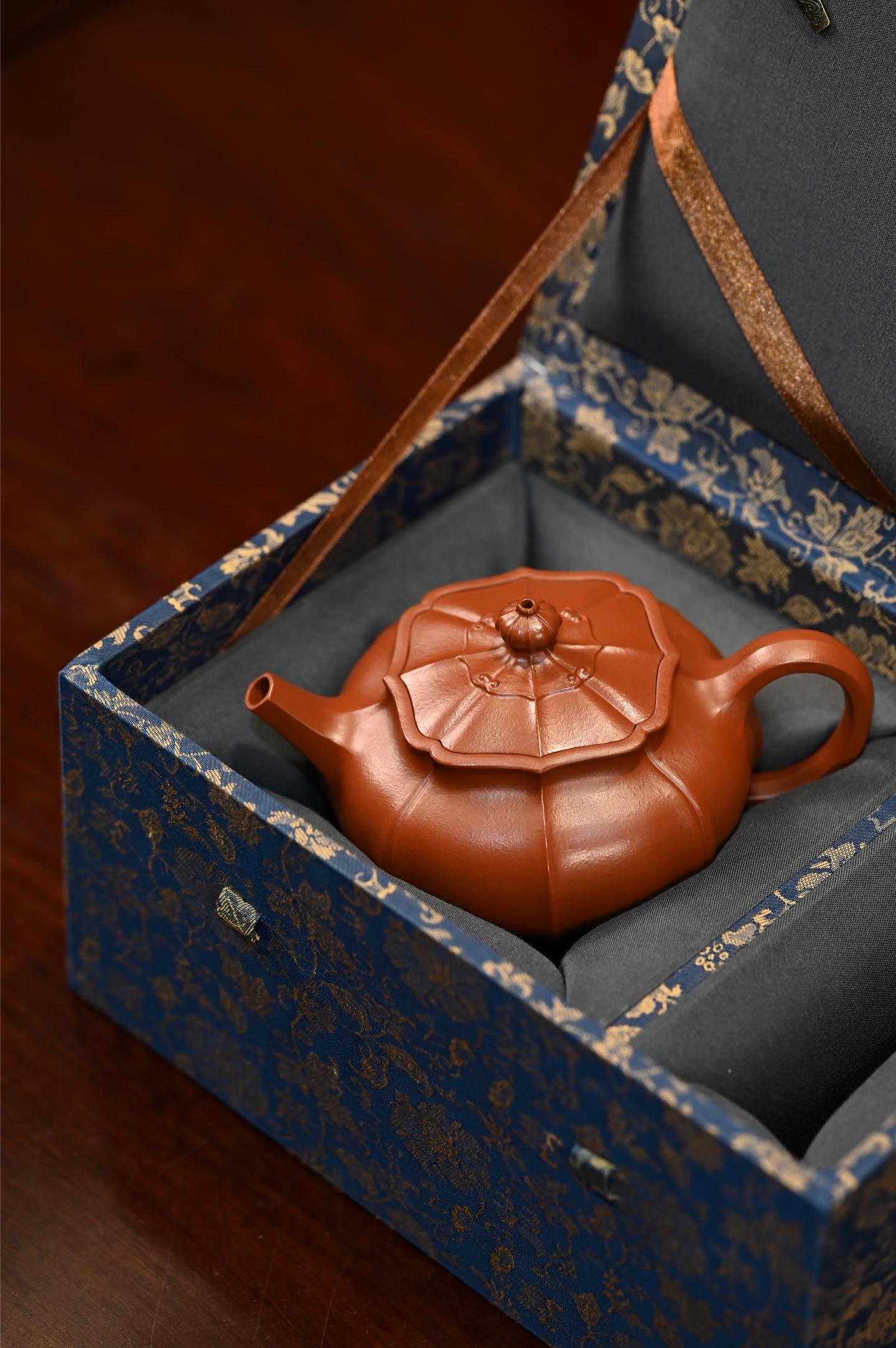 紫砂壶 的想法: 玲珑·全手工容量210cc泥料,赵庄朱泥形若待放菊蕊