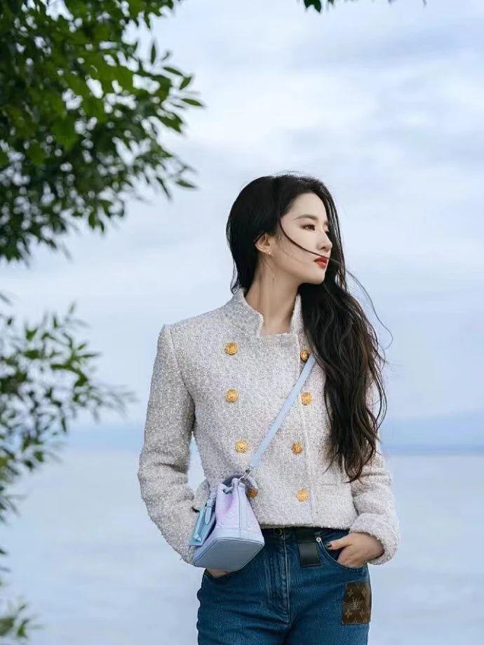 刘亦菲这身粗花呢夹克配高腰牛仔裤穿搭造型,不仅优雅浪漫,还满满的