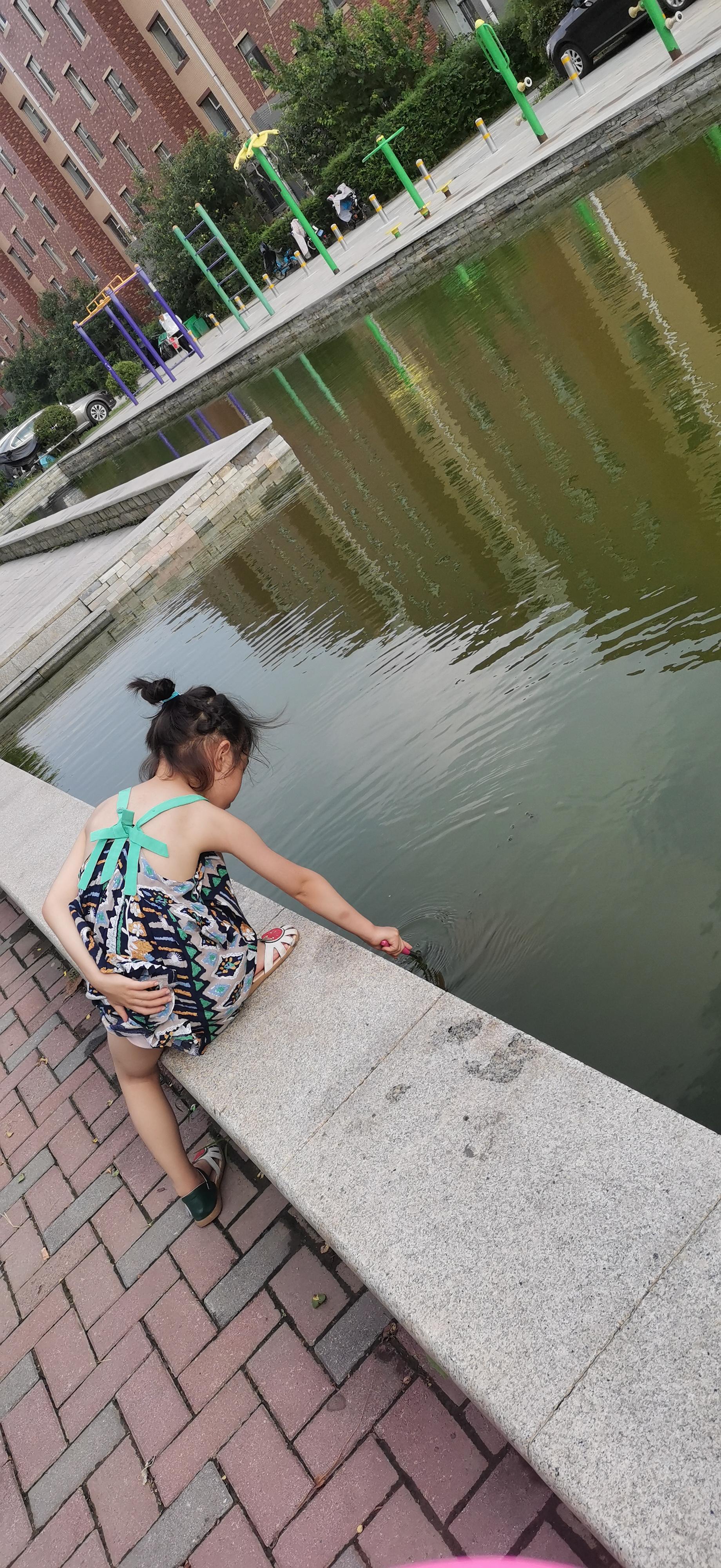 自作自受 的想法: 热衷捞鱼的小孩