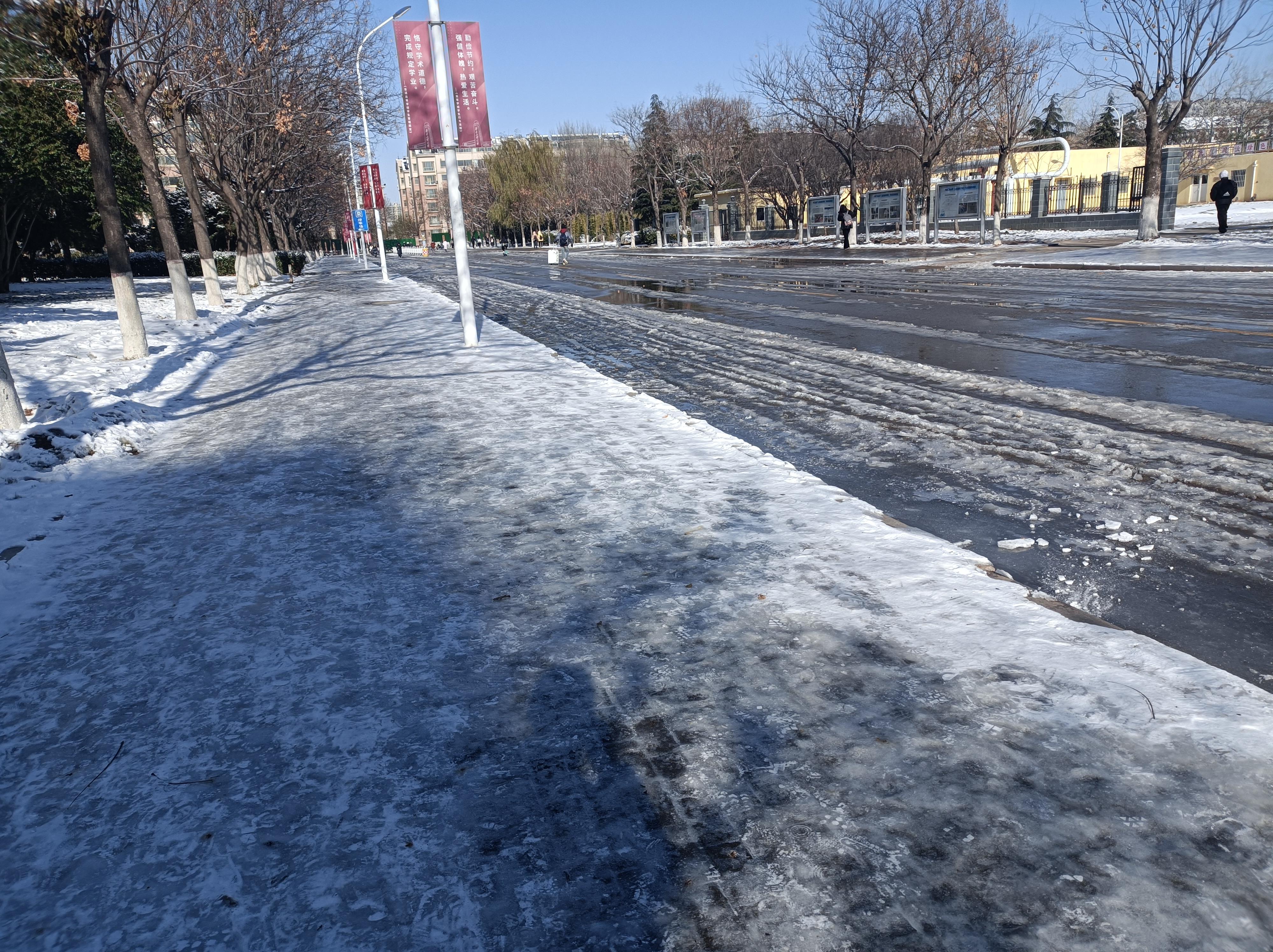 📸 拍摄装备:小米手机下雪下的路面结了一层