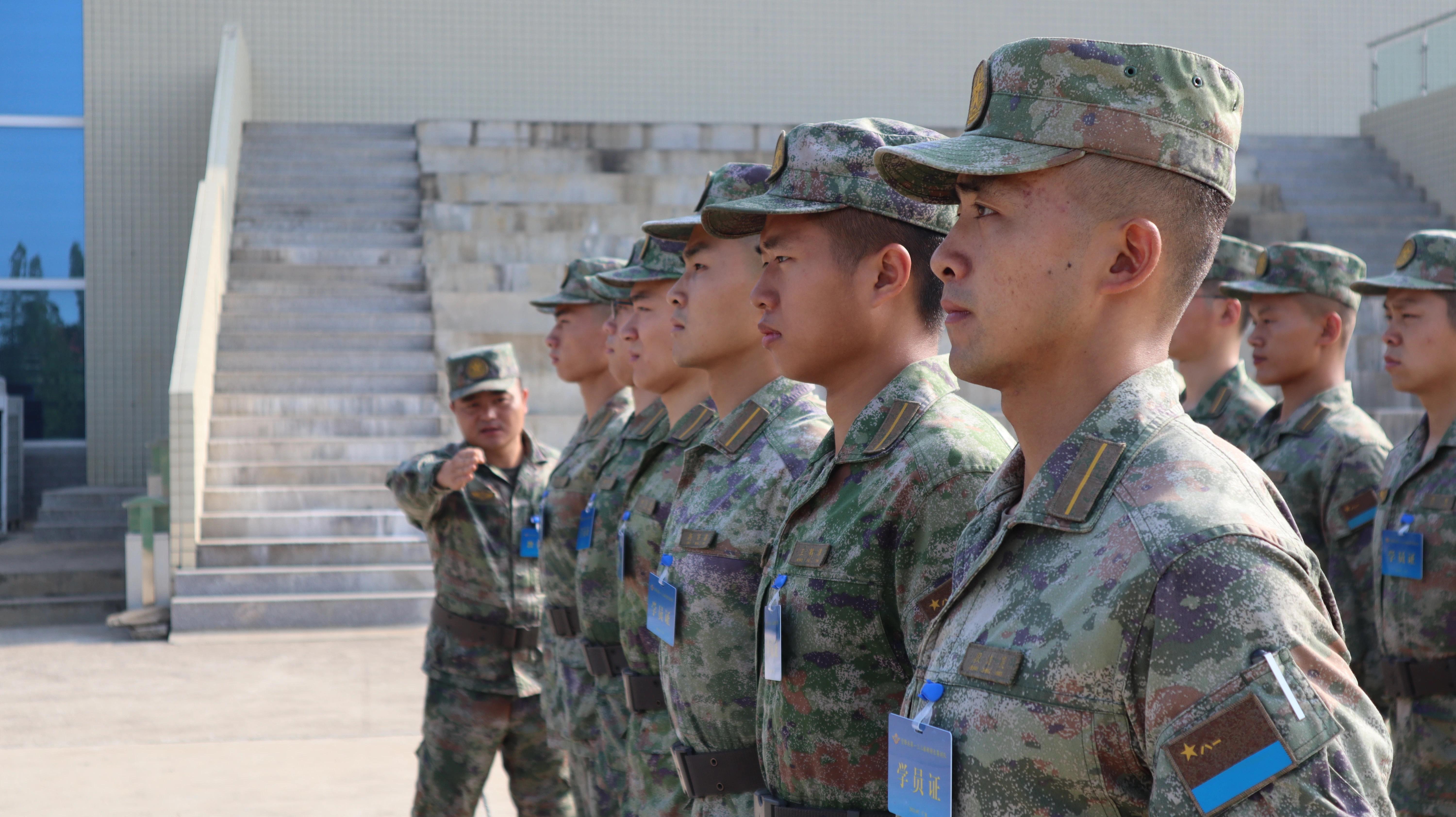 伴随着飞机引擎的巨大轰鸣声当天边最后一片红霞映照