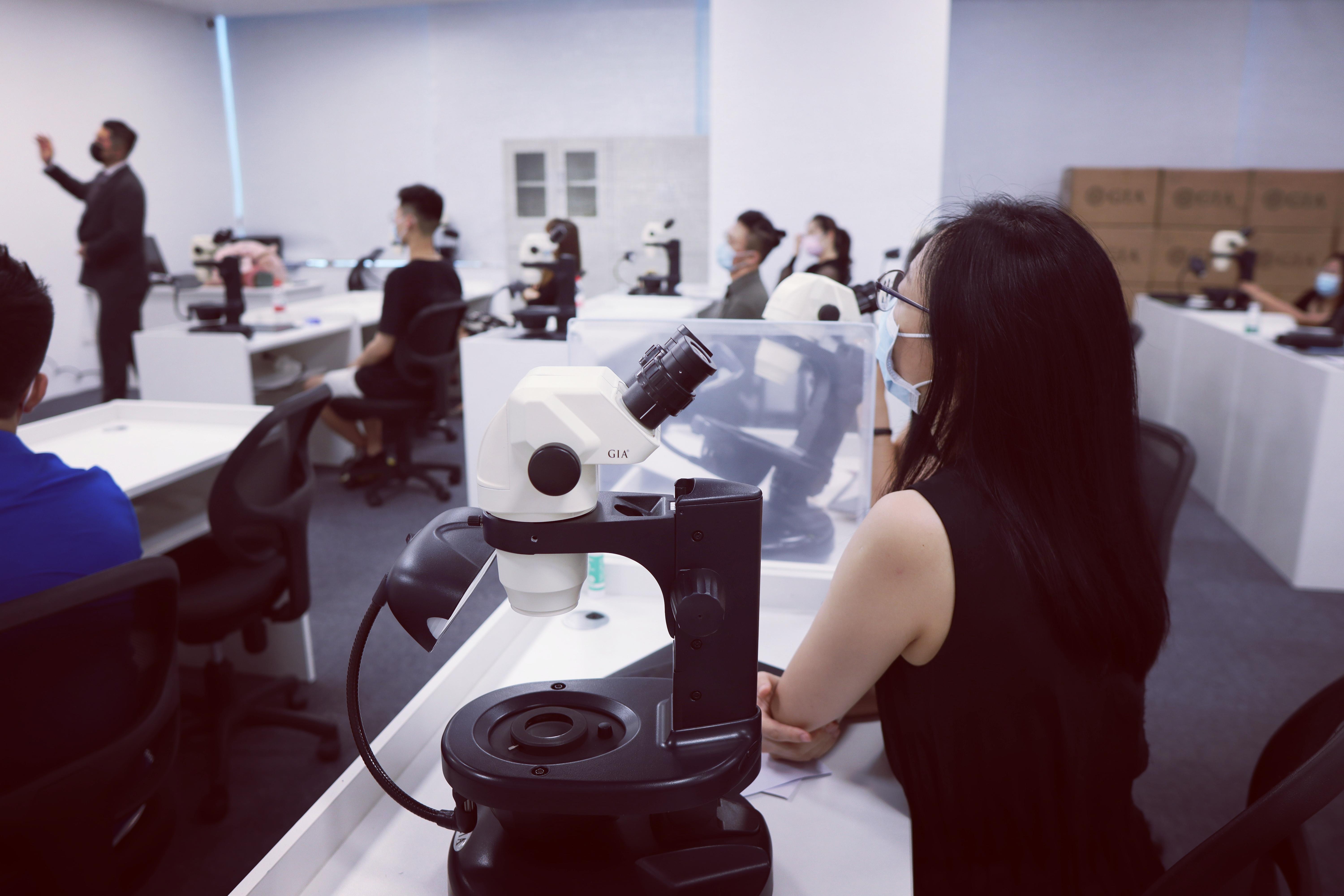 giagrams 的想法: gia深圳教育中心,直属美国宝石学院,所有鉴定仪器均