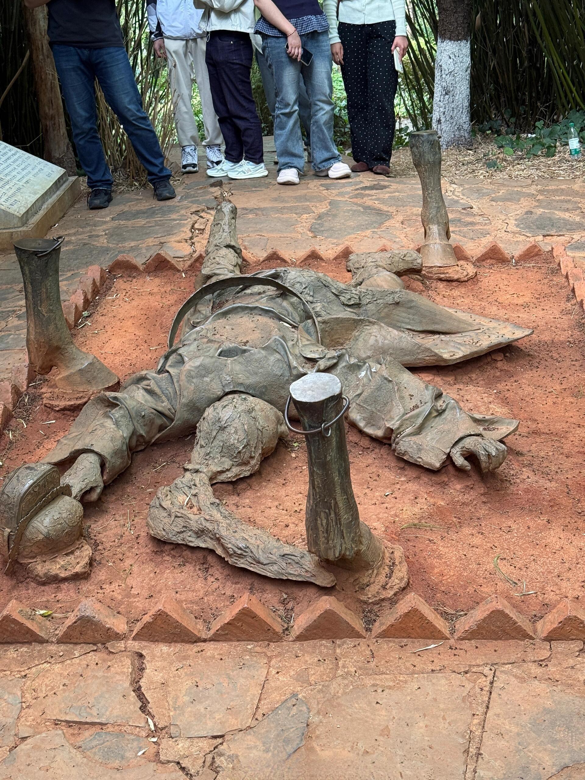 昆明莲花池公园里的朱由榔公园的角落里埋着南明小朝廷最后一个皇帝朱