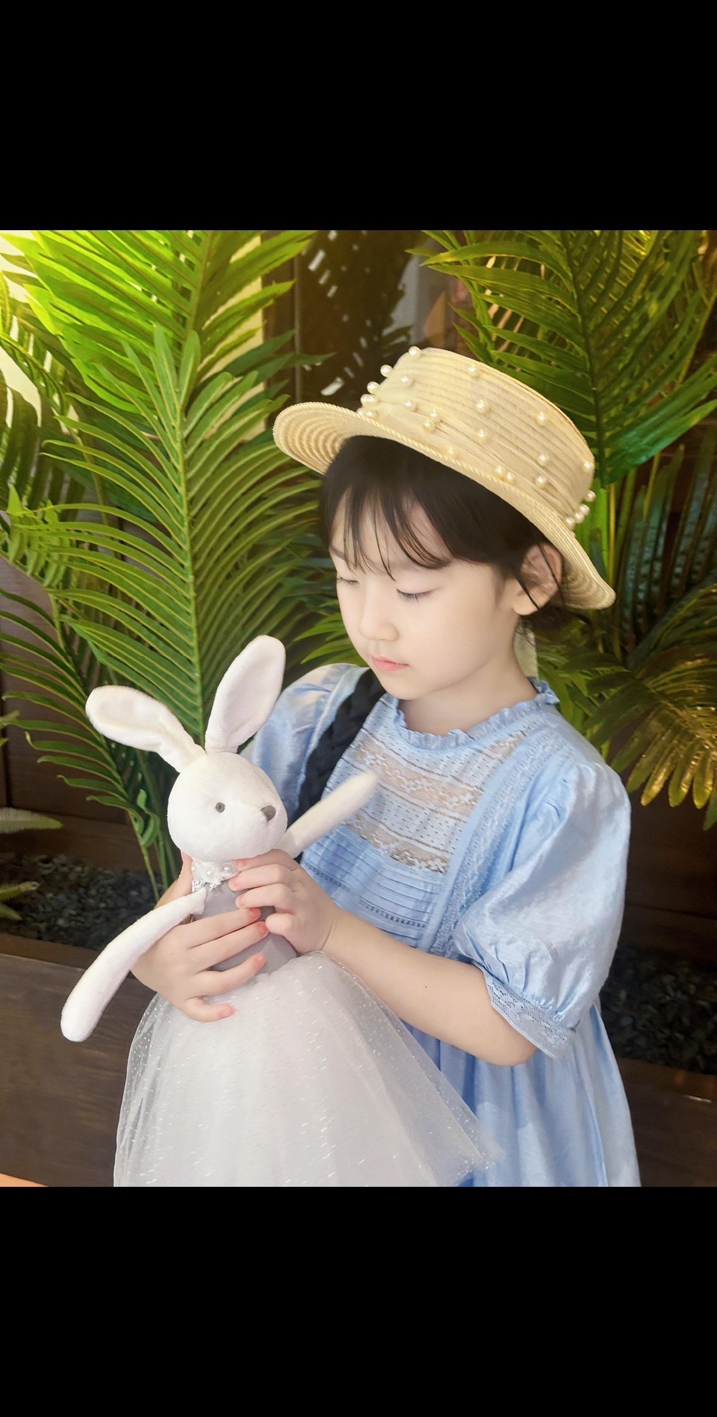 小兔子 小草帽 蓝裙子～还有可爱的黄金金 br>小女孩大概都是这样