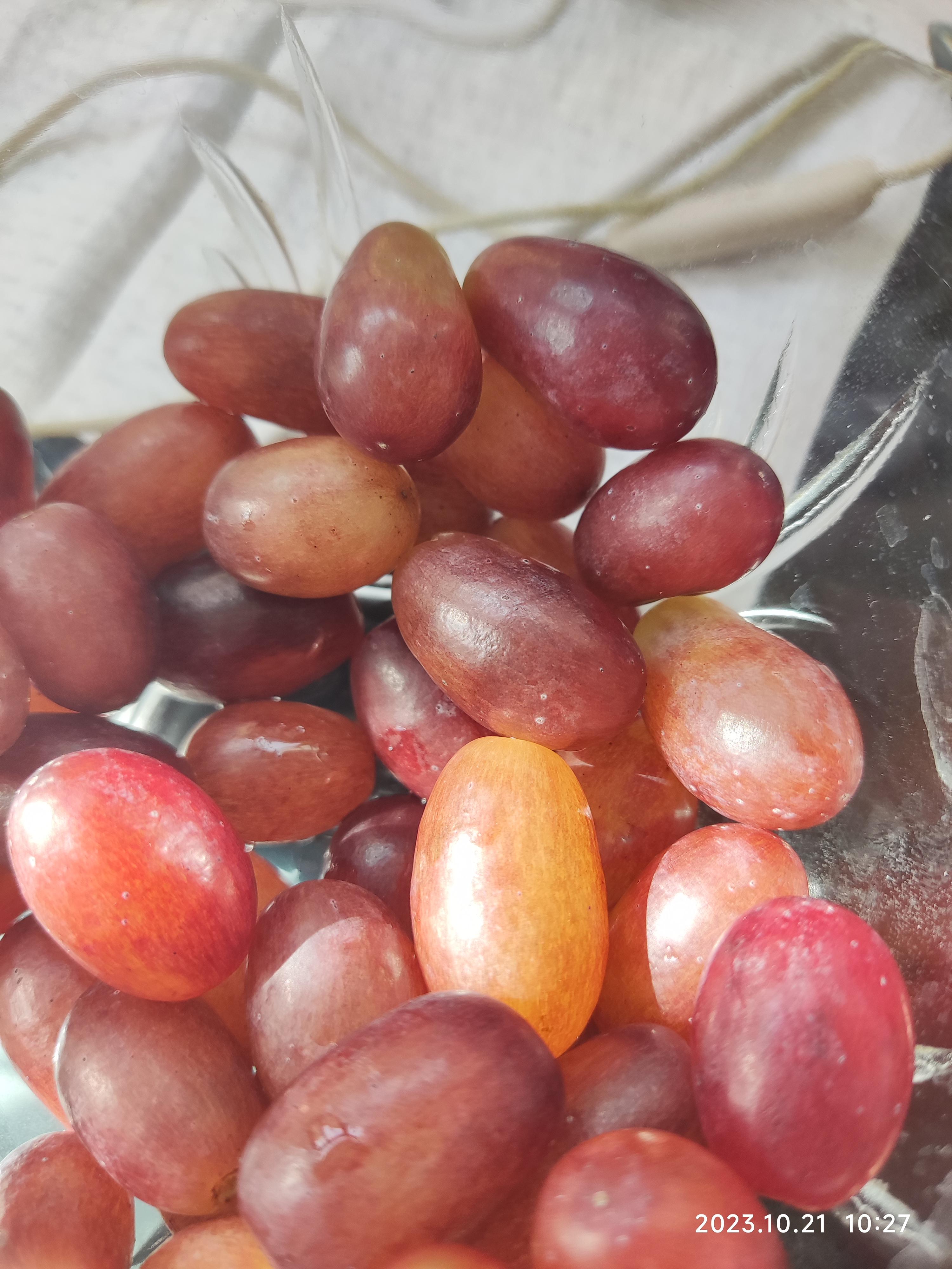 小石 的想法: 提子上出现小白点点是坏了么,还能吃吗