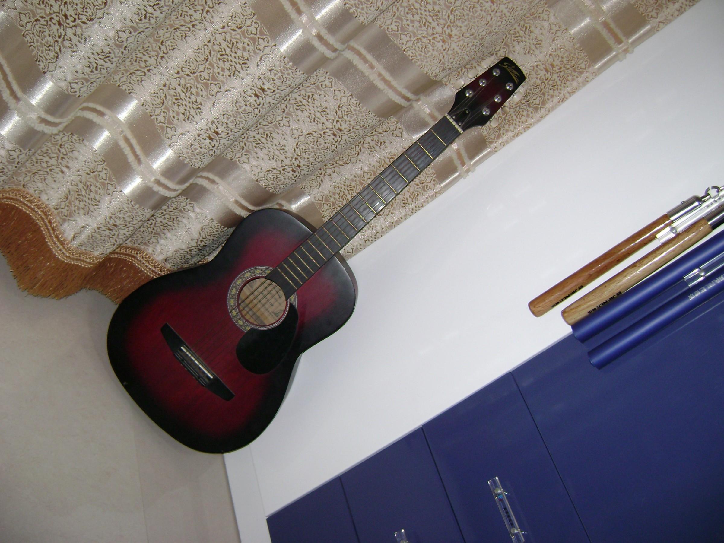 一把破吉他.一台胶片机.以及一个杯子,虽然它比较新.