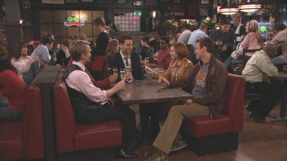 老友记彩蛋joey和phoebe地下情门后小白板专题丑裸男露过面