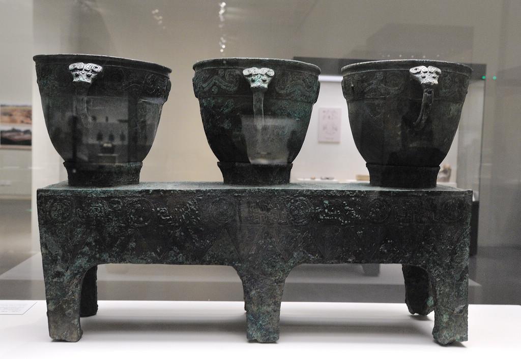 这是陕西泾阳县高家堡村戈氏家族墓出的商周之交青铜甗的篦子,居然是