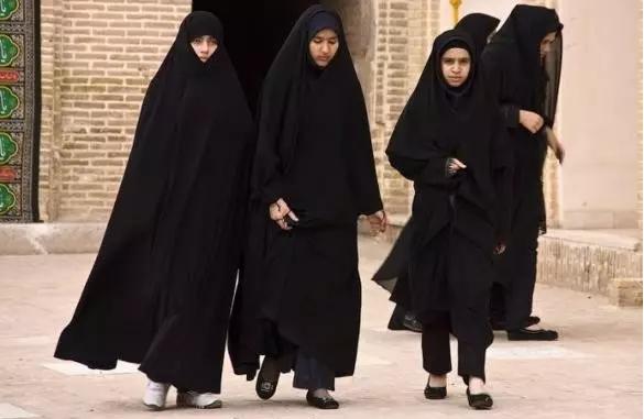 龙珠体育下载各国女人奇俗 伊朗女人穿黑袍拍浮(图1)