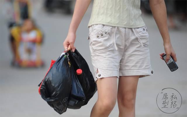 一个深深的思考, 夏天出门到底要不要背个包? - 知乎