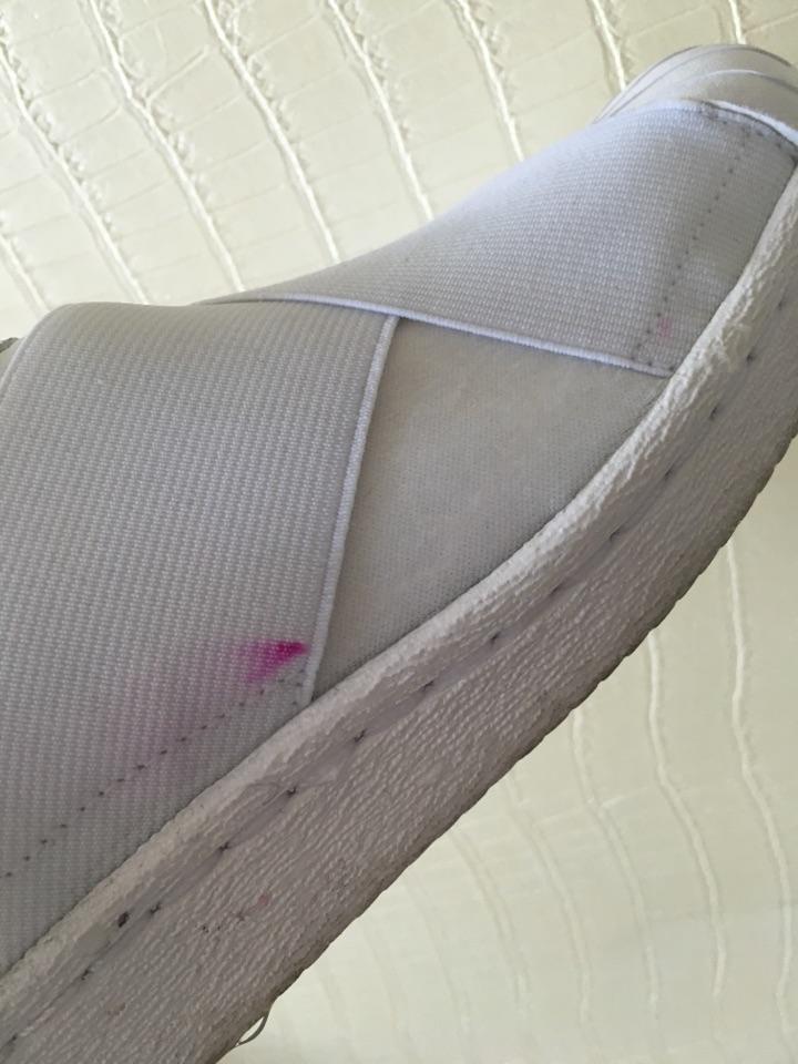 用洗衣粉刷白鞋子为什么会出现紫色?