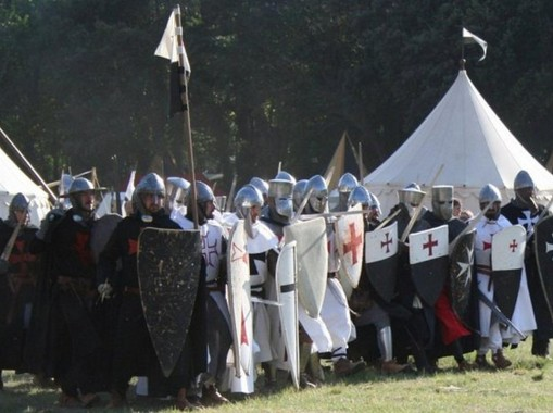 在欧洲,以十字军时代为例,一大群骑兵都穿披风的话,在发动冲锋的时候