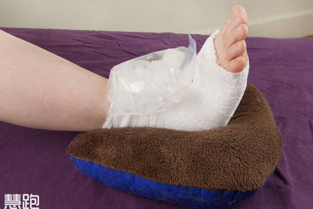 此外为防止冻伤,一般也不建议冰块直接作用于脚踝,而是用塑料袋,薄