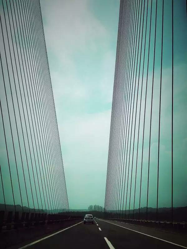 方文山《青花瓷》里「天青色等烟雨」中的「天青色」是什么颜色?