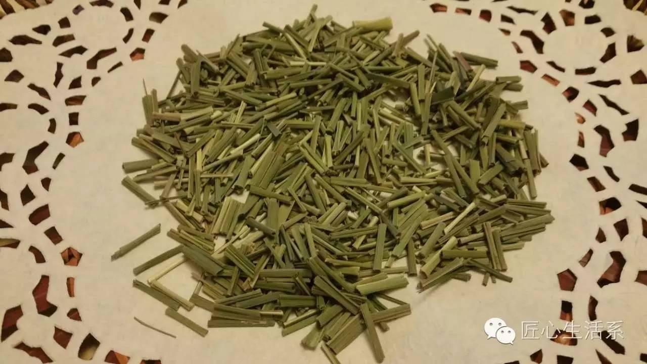 3,將香茅草,檸檬草放入鍋中,注入清水.4,小火煮20分鐘左右.