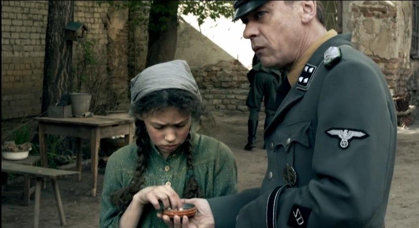 德国人拍的《我们的父辈》里竟然有直观展现纳粹残杀犹太小萝莉的