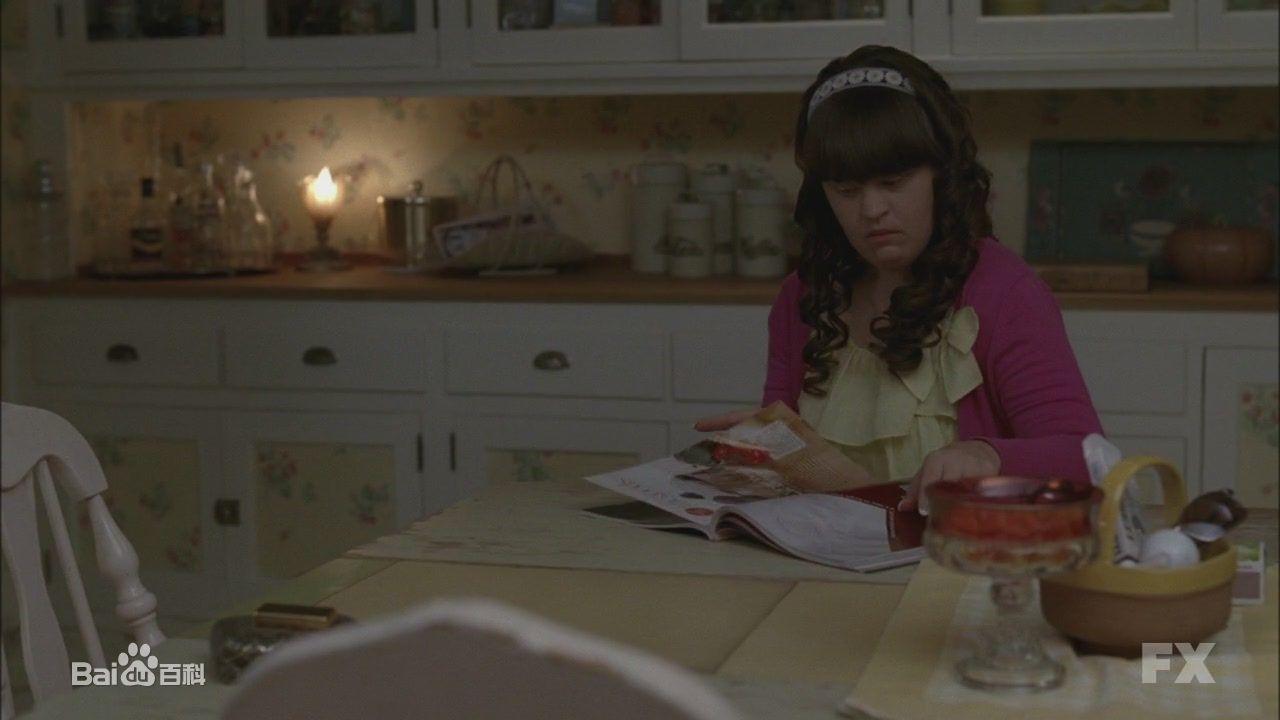 美国恐怖故事饰演阿德莱德的姑娘是智商低下者