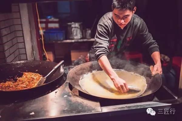 与广式早茶中的点心有明确的分门别类不同,武汉人过早的各种选择显得