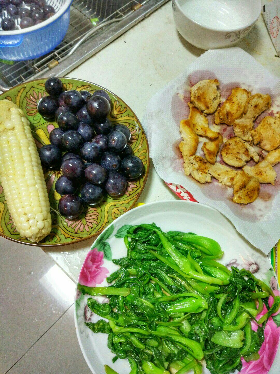 身小白,上半身肌肉少得可怜,请了一个月私教,基