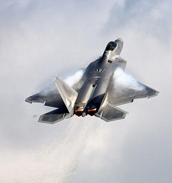 陪一张f22的发动机图,这个发动机应该是矢量发动机,不但先进,还很漂亮