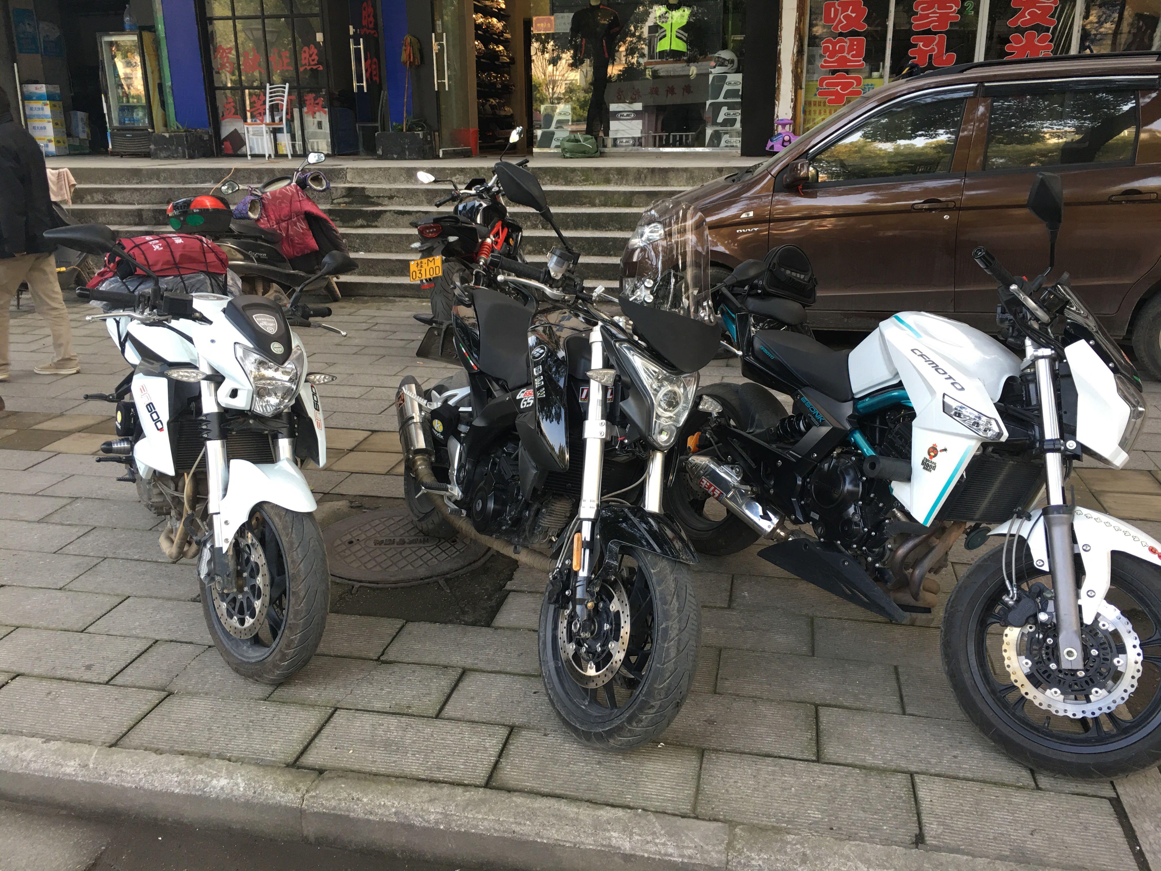 求推荐3到5万的摩托车,目前看了KTM200 390