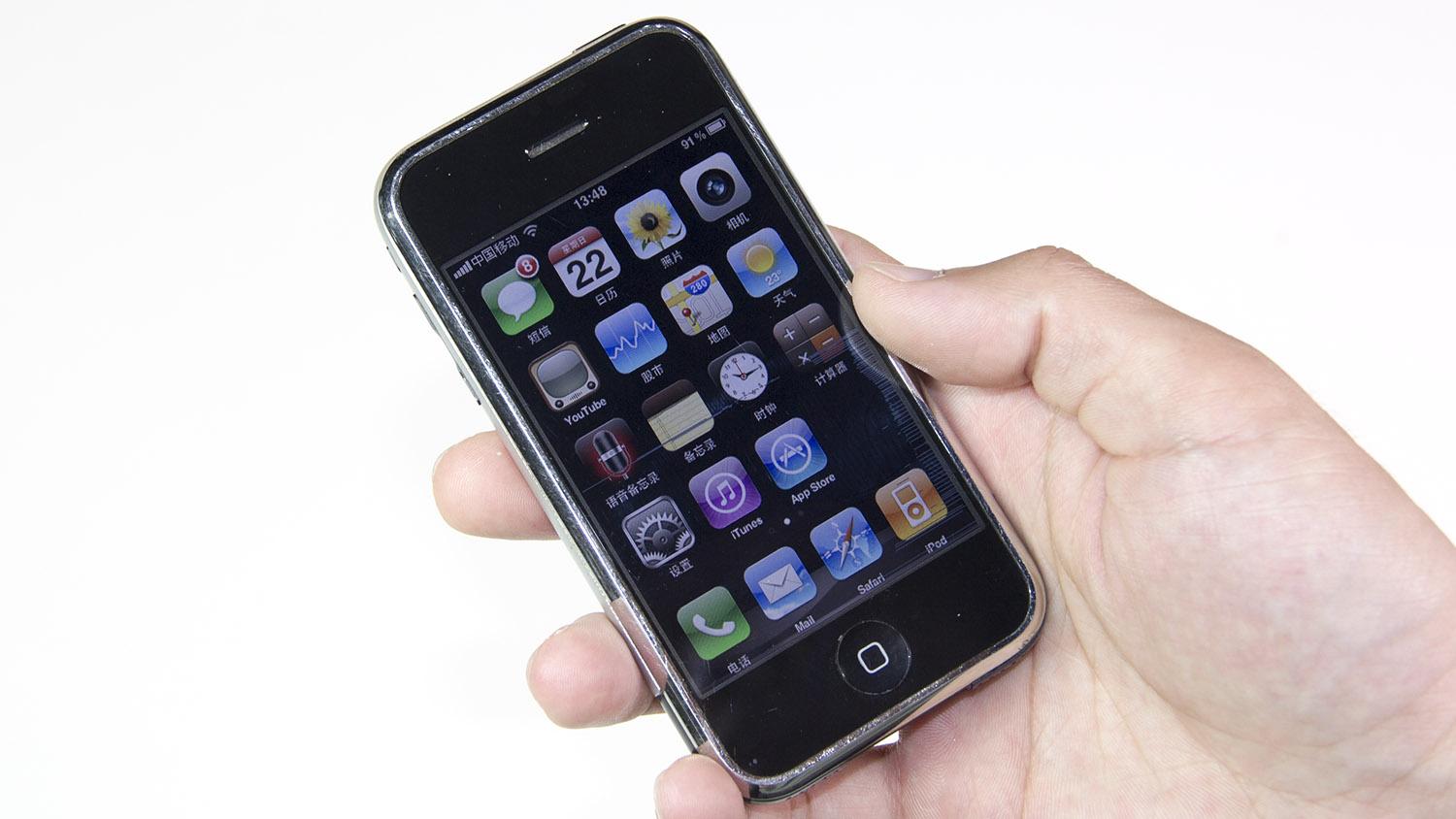 【iPhone 十年志】你还记得第一代 iPhone 长什么样吗？| 视频