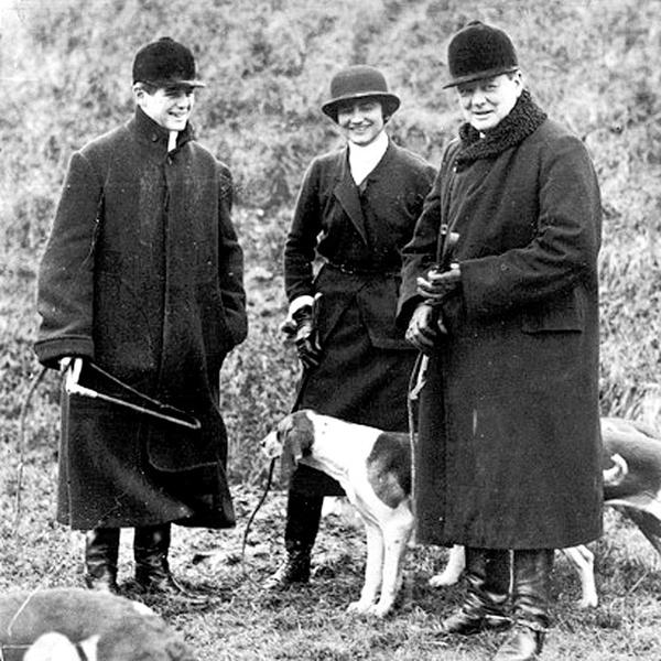 1924年5月,威斯敏斯特公爵与香奈儿共同出现在切斯特赛马会上当然