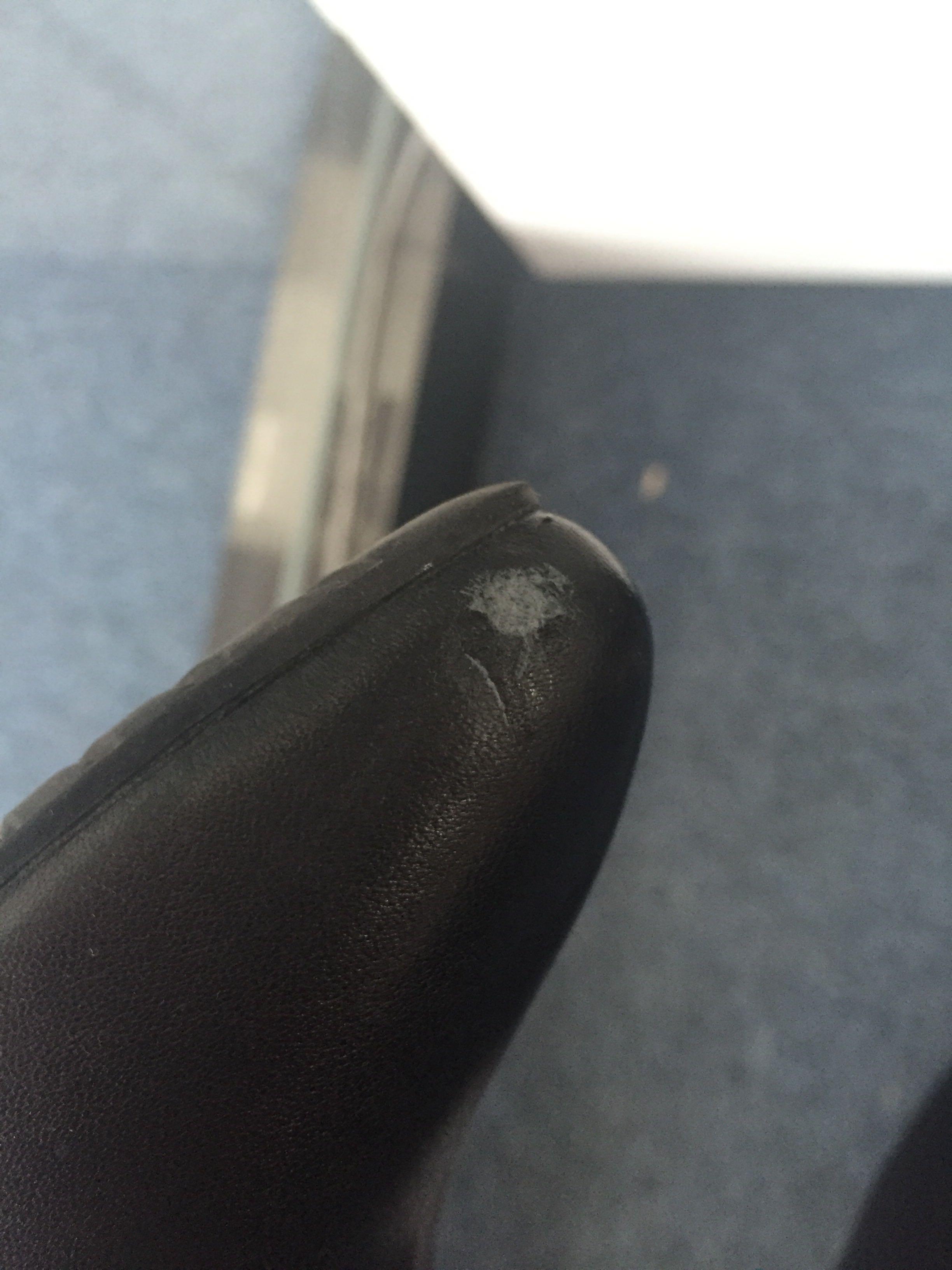 黑色皮鞋擦破皮怎么处理?