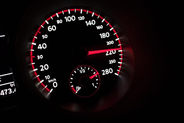 车速超过220公里/小时的感受如何?