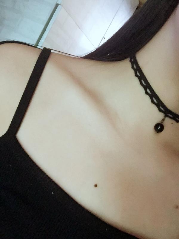 女孩脖子上带个choker 会显得更有魅力么?为什么?