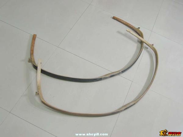 清弓的弓胎朝鲜弓,朝鲜弓的反曲简直可怕,有的甚至下了弦两梢相交.