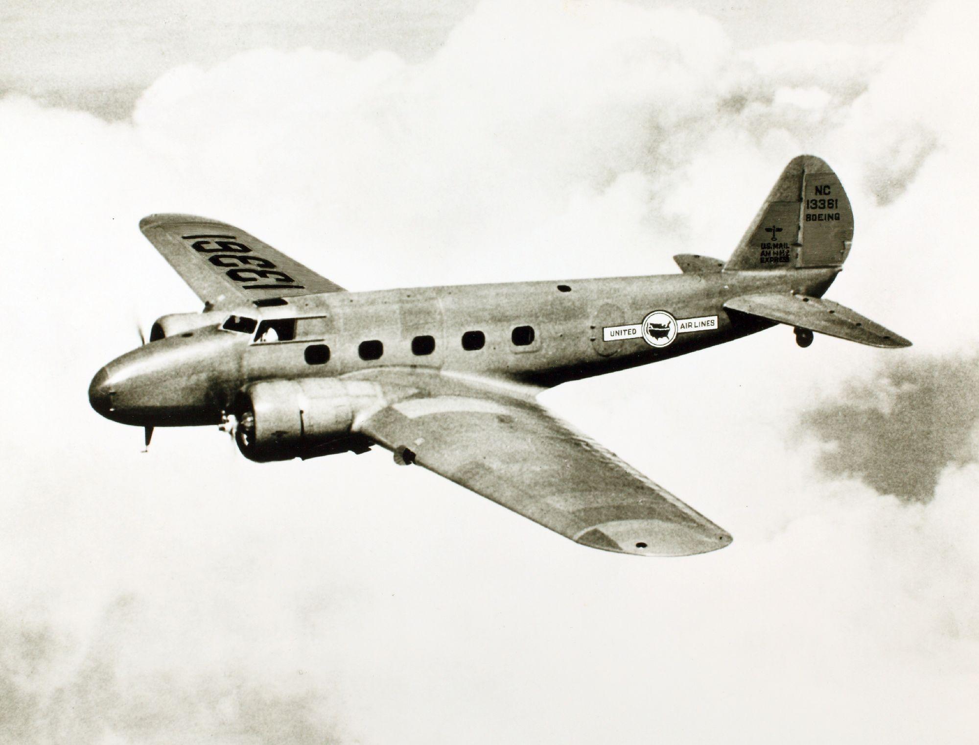 波音247飞机图片