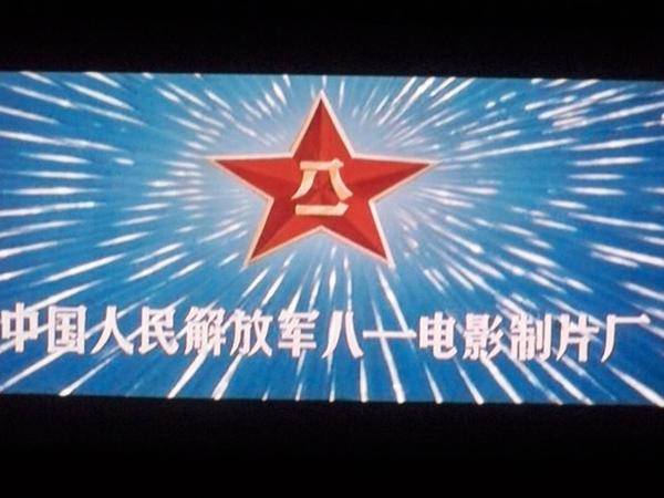 答:看露天电影!