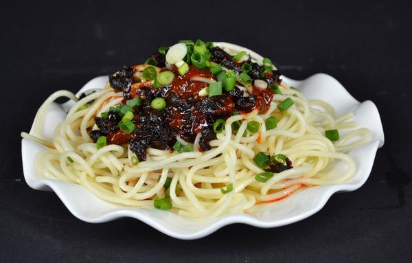 辣酱元母和风味黑豆豉,拌面就很好吃.