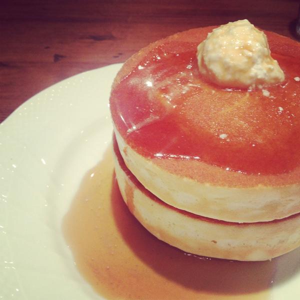 面包舒芙蕾不会塌陷,出炉趁热倒上枫糖,抹着黄油一起吃,口感蓬松轻盈