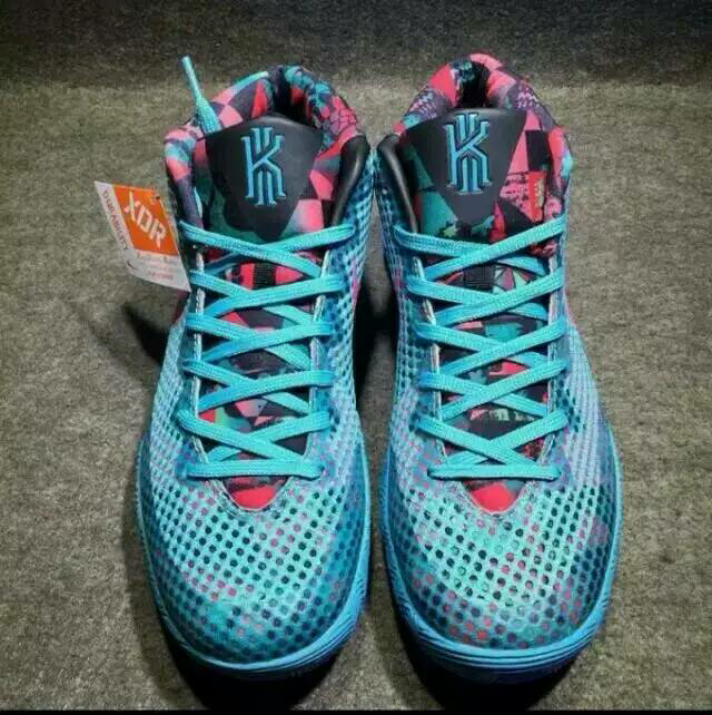 买了一双欧文一代圣诞,求推荐冬天搭配什么衣