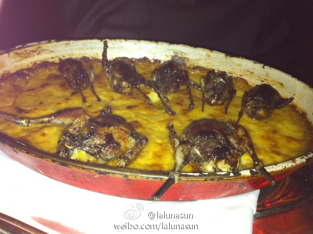 如何看英国美食家评论中国火锅味道像吃鞋皮?