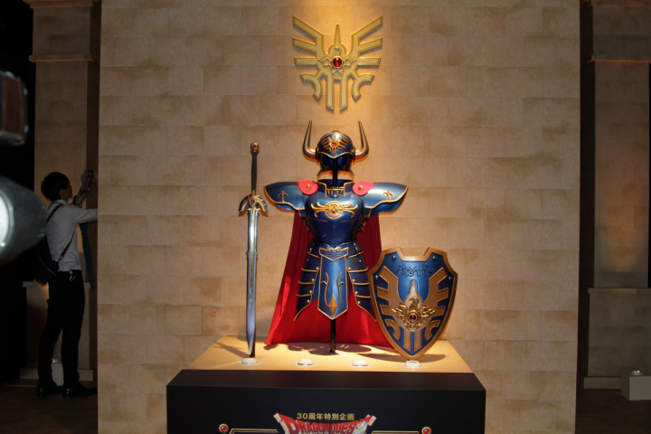 展示,下图是贯穿《勇者斗恶龙》1-3代故事主线的勇者三件套:罗德之剑