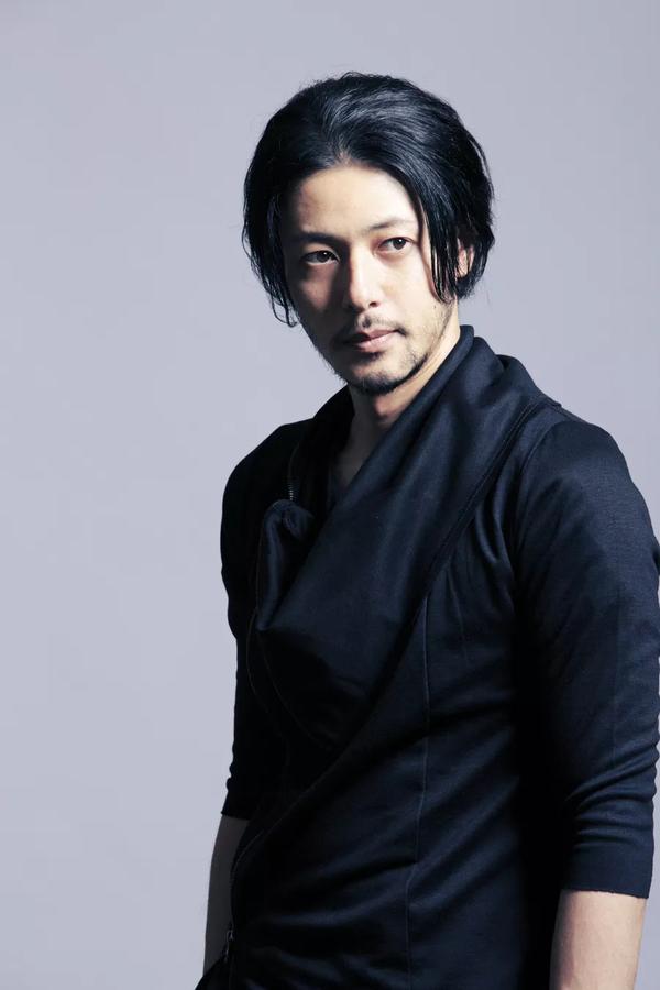 为什么大多数欧美男人不修边幅的满脸胡渣看上去都那么帅,而我国等