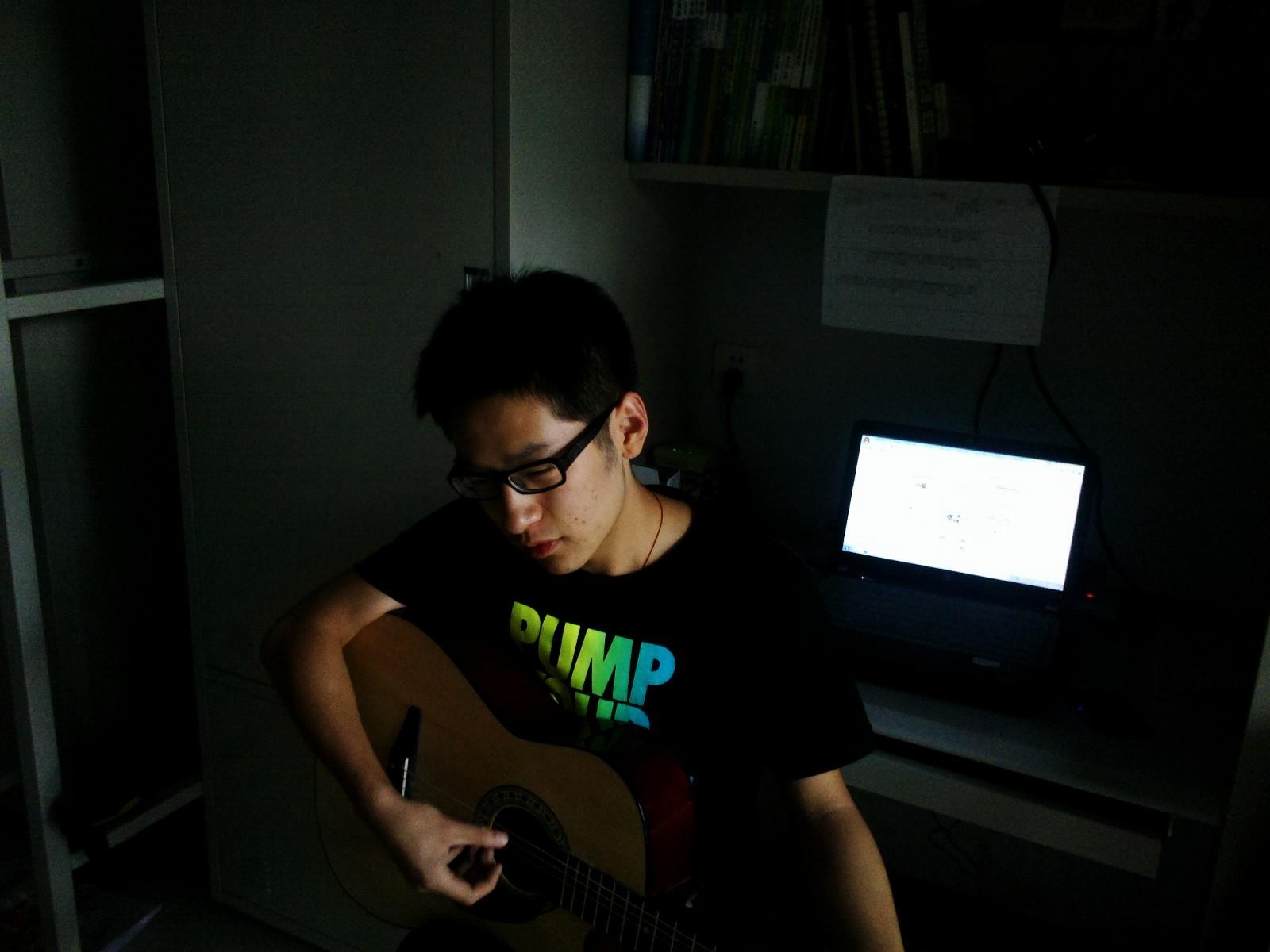 大一的时候抱着吉他极度自恋,读书,上网,泡妹纸.