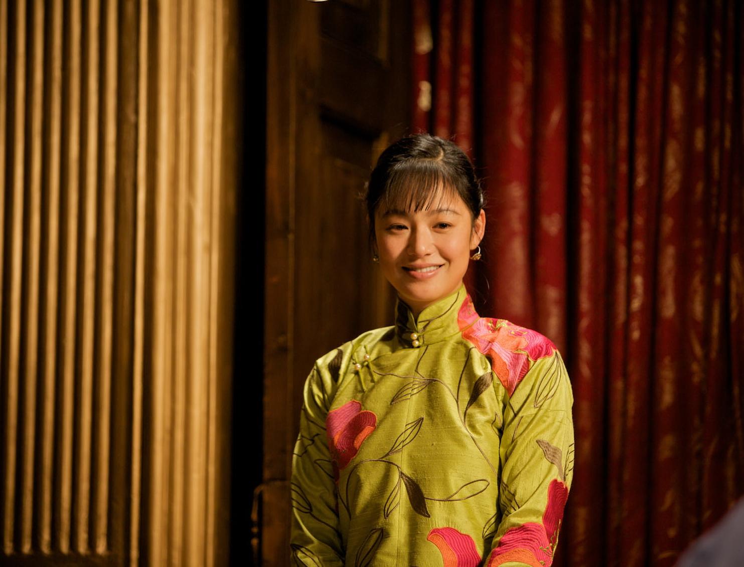 的出现在张麻子手下的群体中,在举着枪威胁张麻子,并要求加入麻匪时