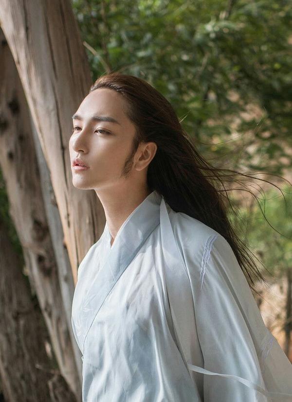 星野的图片,很有魏晋风骨.有几件算是汉服吧