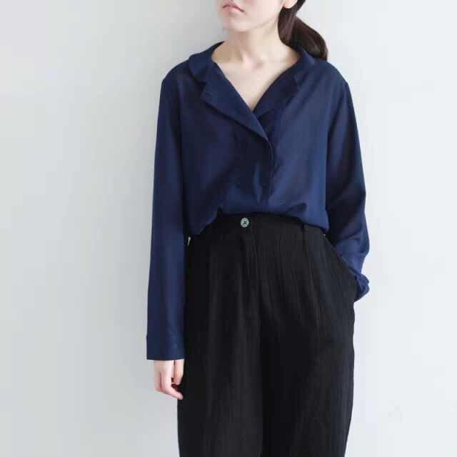 女生如何解决衬衫胸前扣子撑开的缝隙? - 它它