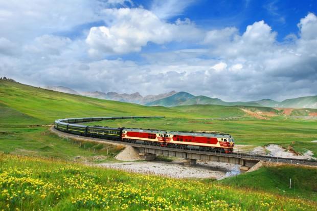 国内的 草原列车 穿越在巴山的列车 hxn5型内燃机车牵引蛟龙驶出天山