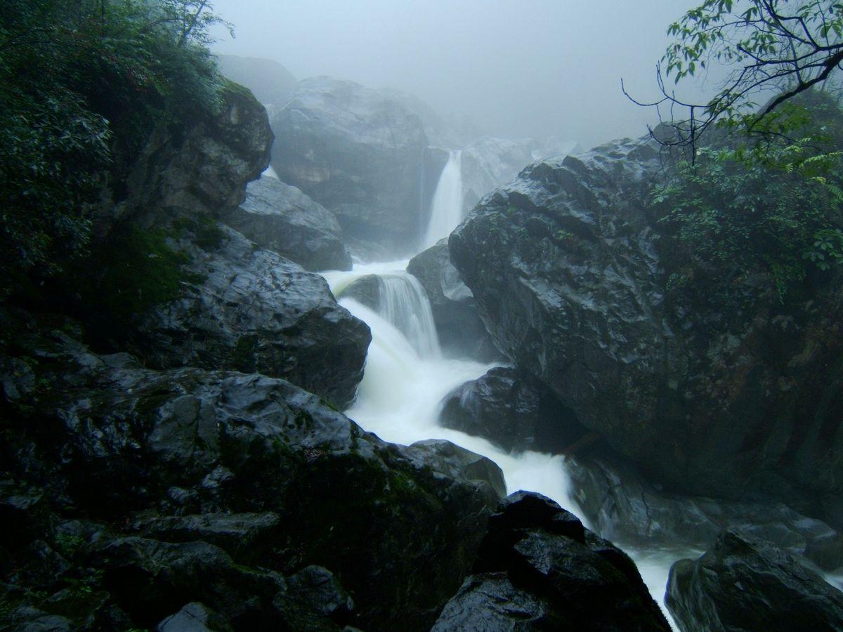 構思,逃離城市熱浪的攻擊,當上了川西彭州銀廠溝鑫海山莊的第一位客人